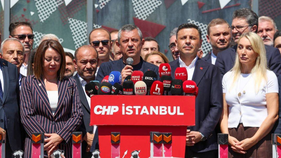 Özgür Özel&#039;den Polis Bariyerine Sert Tepki