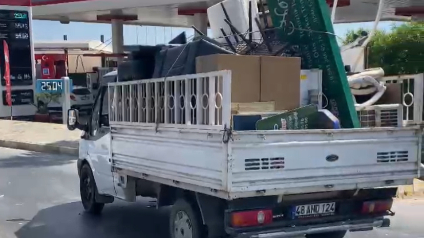 Bitez Kavşağında Trafik Kazası: Motosiklet Sürücüsünün Ani Refleksi Faciayı Önledi