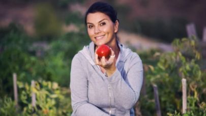 Ünlü Oyuncunun Kış Hazırlığı… Kolları Sıvadı, Salça Yaptı