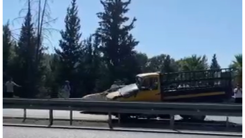 MİNİBÜS-PICK UP KAZASI SONRASI TRAFİK KİLİTLENDİ