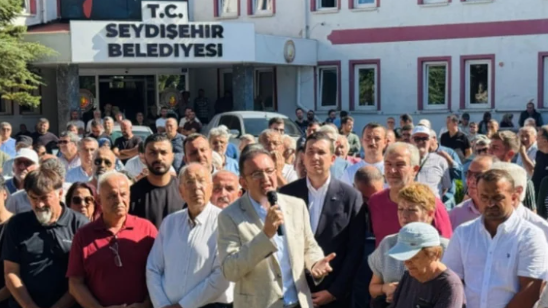 Başkan Chp’den Ak Parti’ye Geçmişti: Belediye Önünde Eylem