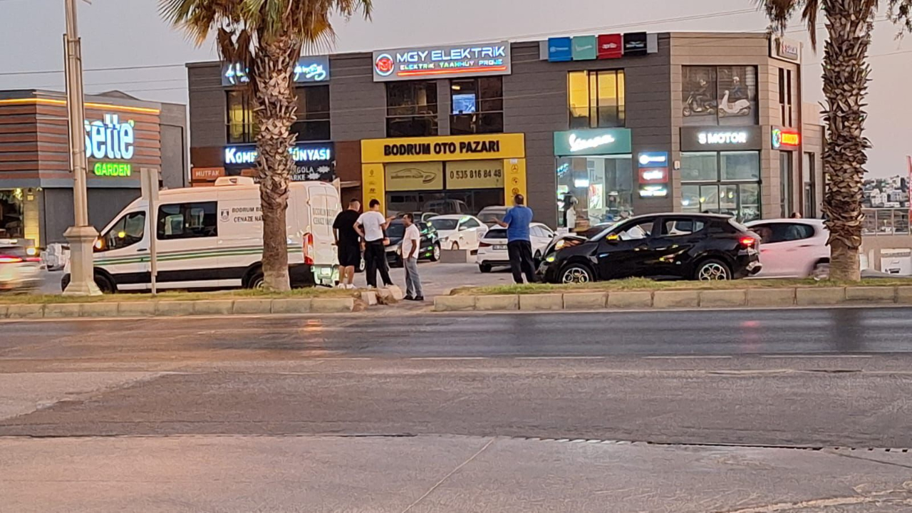 Bodrum Atatürk Bulvarı’nda resmi araç ile otomobil çarpıştı