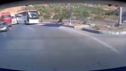 Söke’de TIR ve gezi otobüsü çarpıştı: 6 yaralı