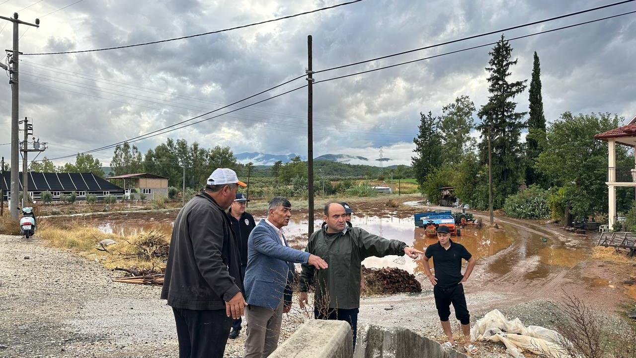 BAŞKAN AKDENİZLİ SAĞANAK YAĞIŞ SONRASI SAHADAYDI: “EKİPLERİMİZ 24 SAAT TEYAKKUZDA”