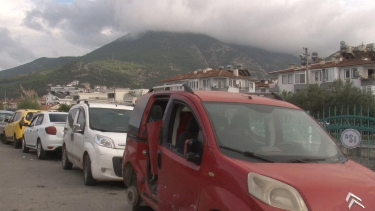 FETHİYE SANAYİ SİTESİ’NDE TERK EDİLMİŞ ARAÇLAR VE ALTYAPI SORUNLARI ESNAFI ÇİLEDEN ÇIKARIYOR