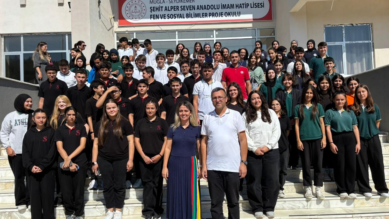 Gençler Dijital Tasarımı Öğreniyor: Seydikemer’de Canva Eğitimi