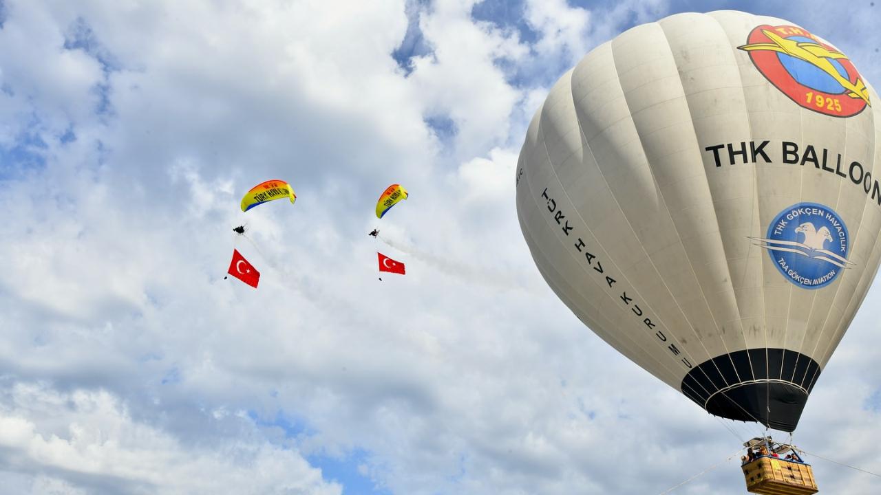GÖKYÜZÜ FETHİYE’DE BÜYÜLEYECEK: 25. ULUSLARARASI ÖLÜDENİZ HAVA OYUNLARI FESTİVALİ BAŞLADI