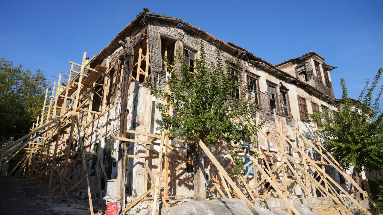 HADİ ESKİŞAR KONAĞI’NDA RESTORASYON ÇALIŞMALARI HIZ KAZANDI