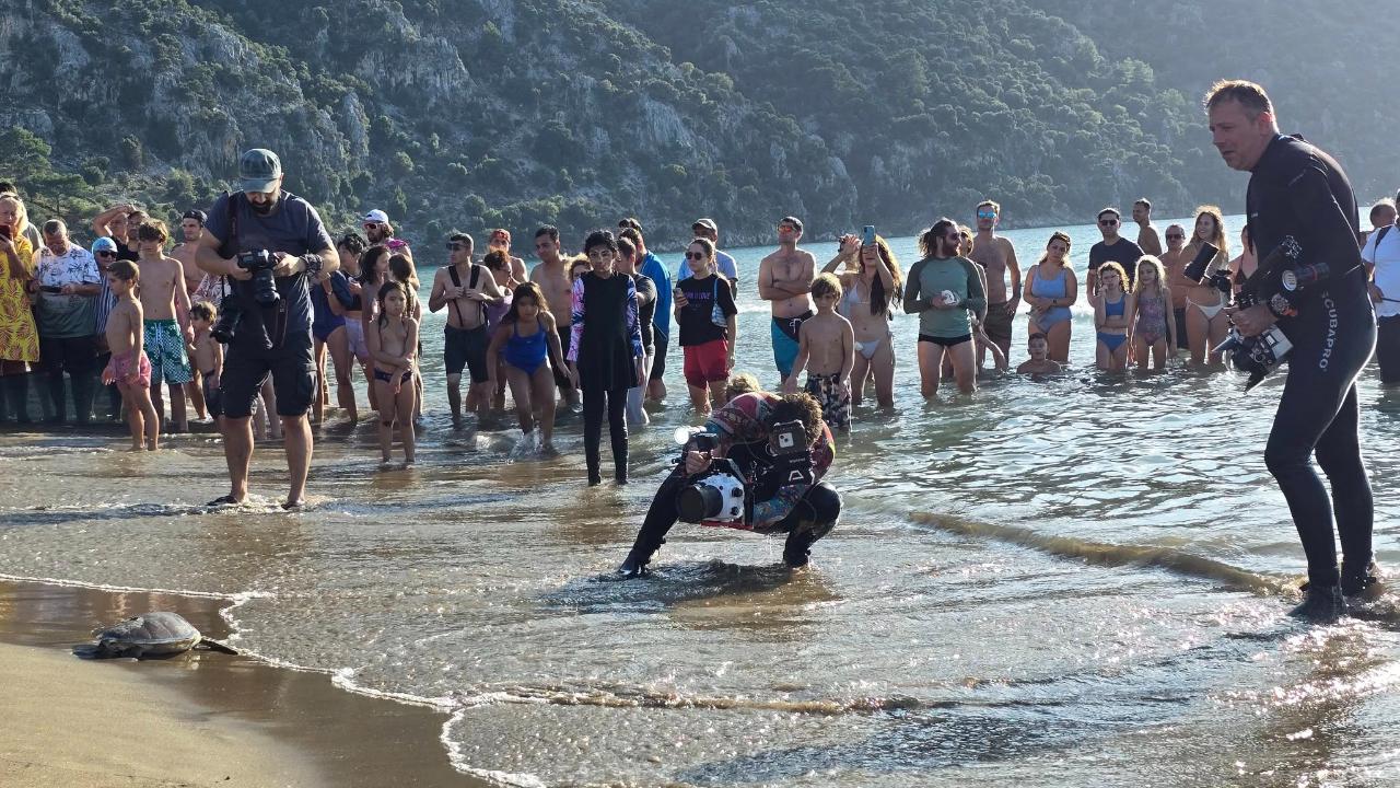 İZTUZU’NDA ANLAMLI BULUŞMA: ŞİFA BULAN DENİZ KAPLUMBAĞALARI DENİZE KAVUŞTU