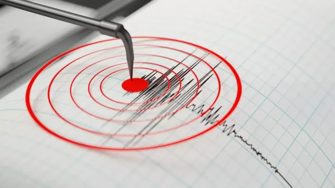 Marmara&#039;da 5 büyüklüğünde deprem! İstanbul&#039;da büyük panik yaşandı