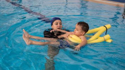 MİLAS BELEDİYESİ’NDEN DMD HASTASI ÇOCUKLARA HAVUZ DESTEĞİ