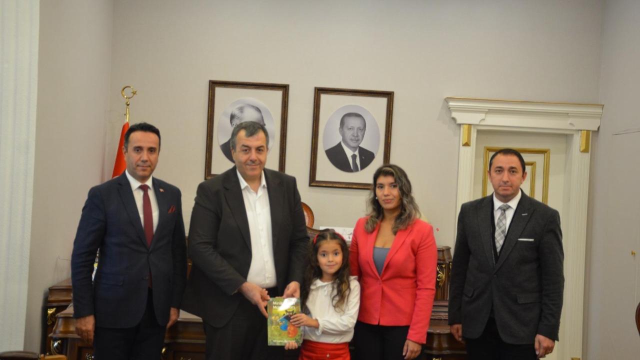 MİNİK YAZAR ELİF KAPLAN’DAN KAYMAKAM YAKUTA’YA ANLAMLI HEDİYE