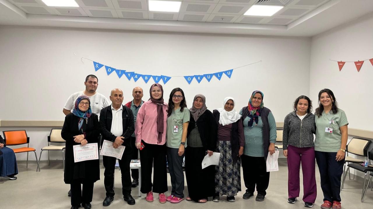 SEYDİKEMER DEVLET HASTANESİ DİYABET OKULU’NDA 2025 EKİM DÖNEMİ MEZUNLARINI VERDİ