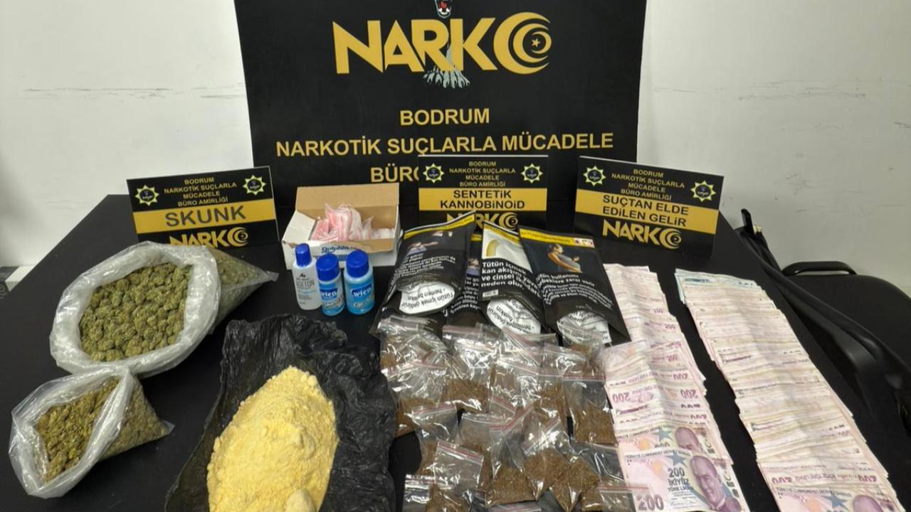BODRUM’DA OTEL ODASINDA UYUŞTURUCU OPERASYONU: 2 ŞÜPHELİ TUTUKLANDI