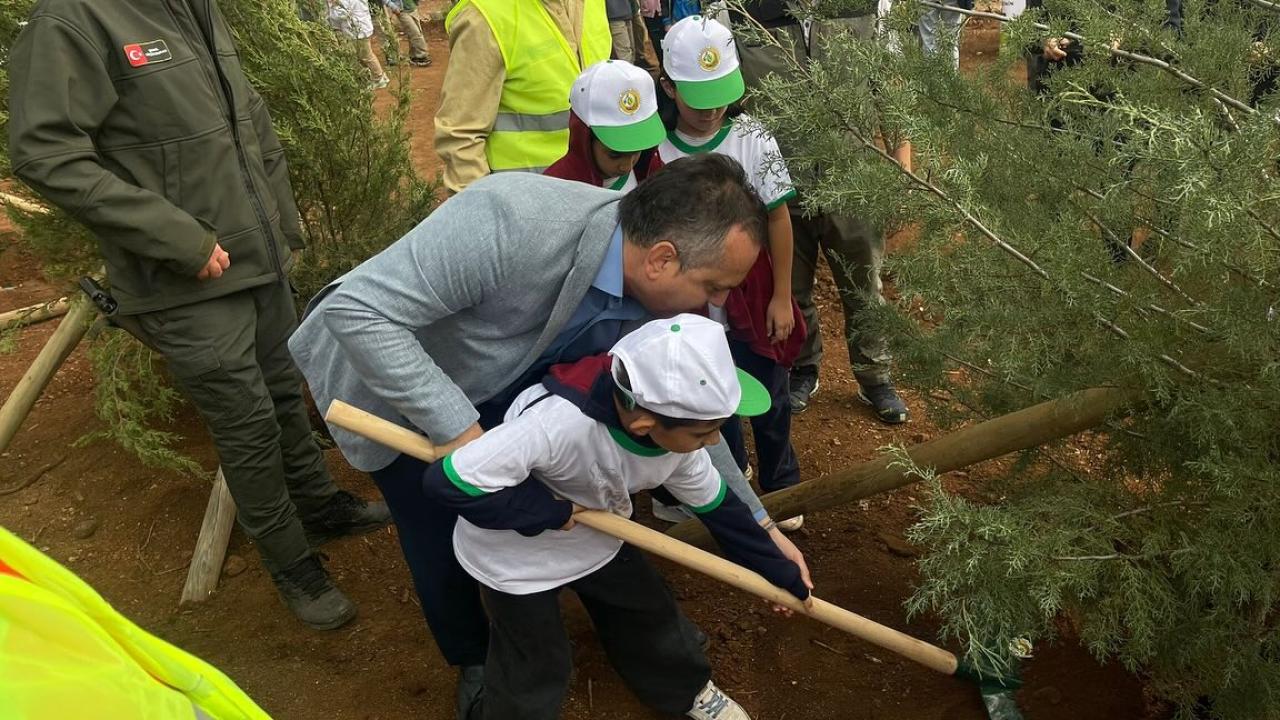 Fethiye’de “Köklerden Geleceğe Nefes” Etkinliğiyle Geleceğe Umut Dikildi Alt Başlık: Fethiye Kaymakamı Fatih Akkaya’nın katılımıyla, Tarım ve Orman Bakanlığı ile Milli Eğitim Bakanlığı iş birliğinde düzenlenen “Milli Ağaçlandırma Seferberliği” kapsamında