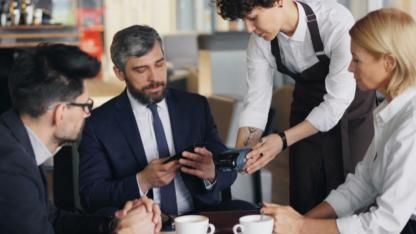 Kafe ve Restoranlarda Mecburi Masa ve Servis Ücretlerine Son: Ticaret Bakanlığı Harekete Geçti