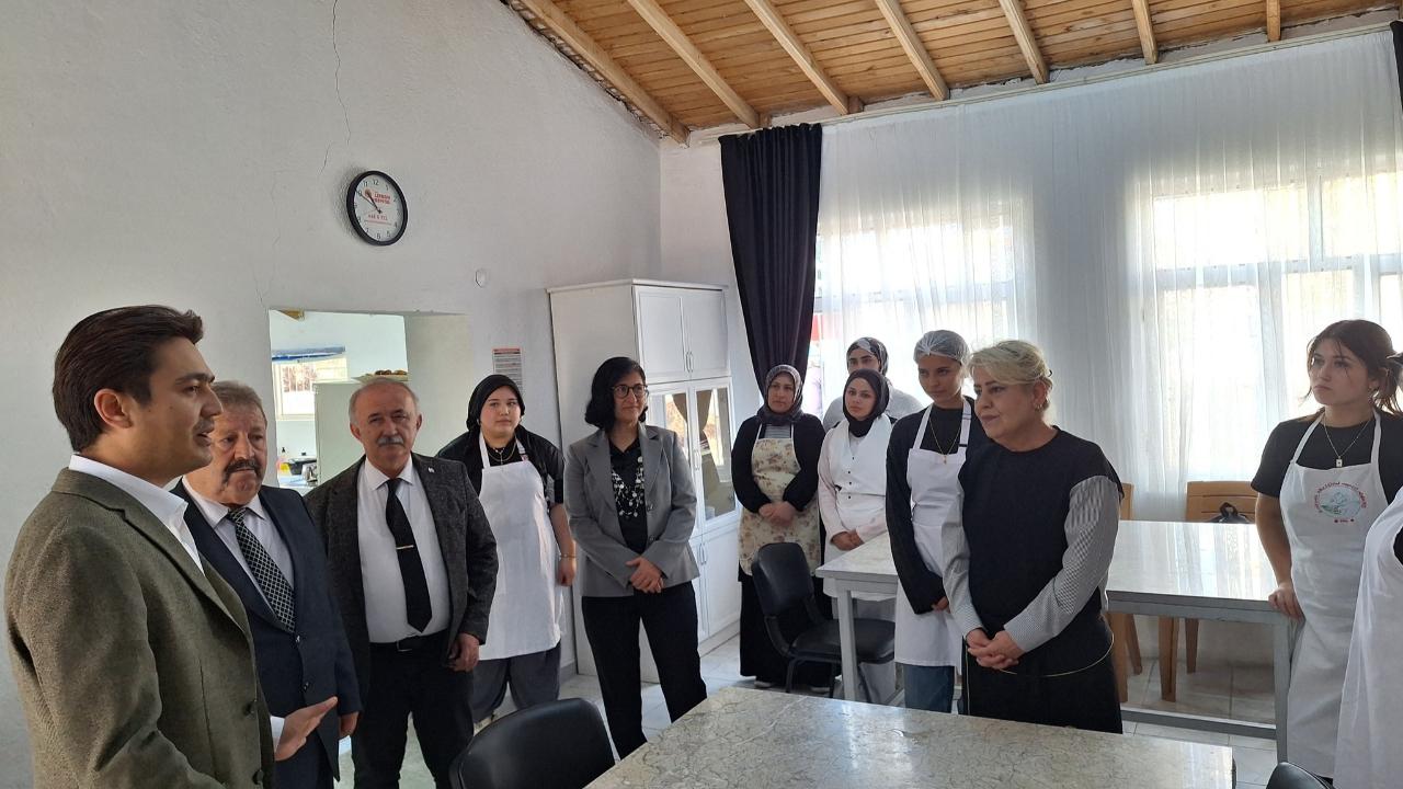 KAYMAKAM MUSTAFA DİLEKLİ’DEN HALK EĞİTİMİ MERKEZİNE ZİYARET