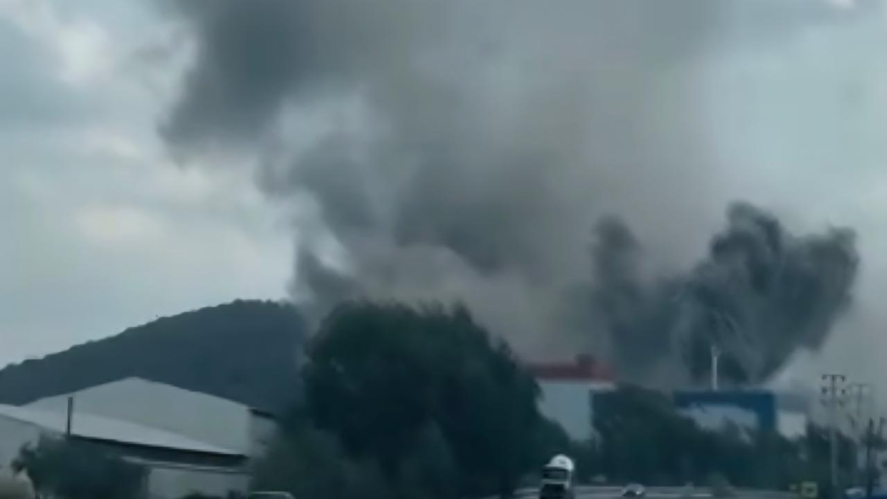 Milas-Güllük Karayolu üzerinde bulunan bir fabrikaya ait binanın çatısında yükselen dumanlar paniğe neden oldu.