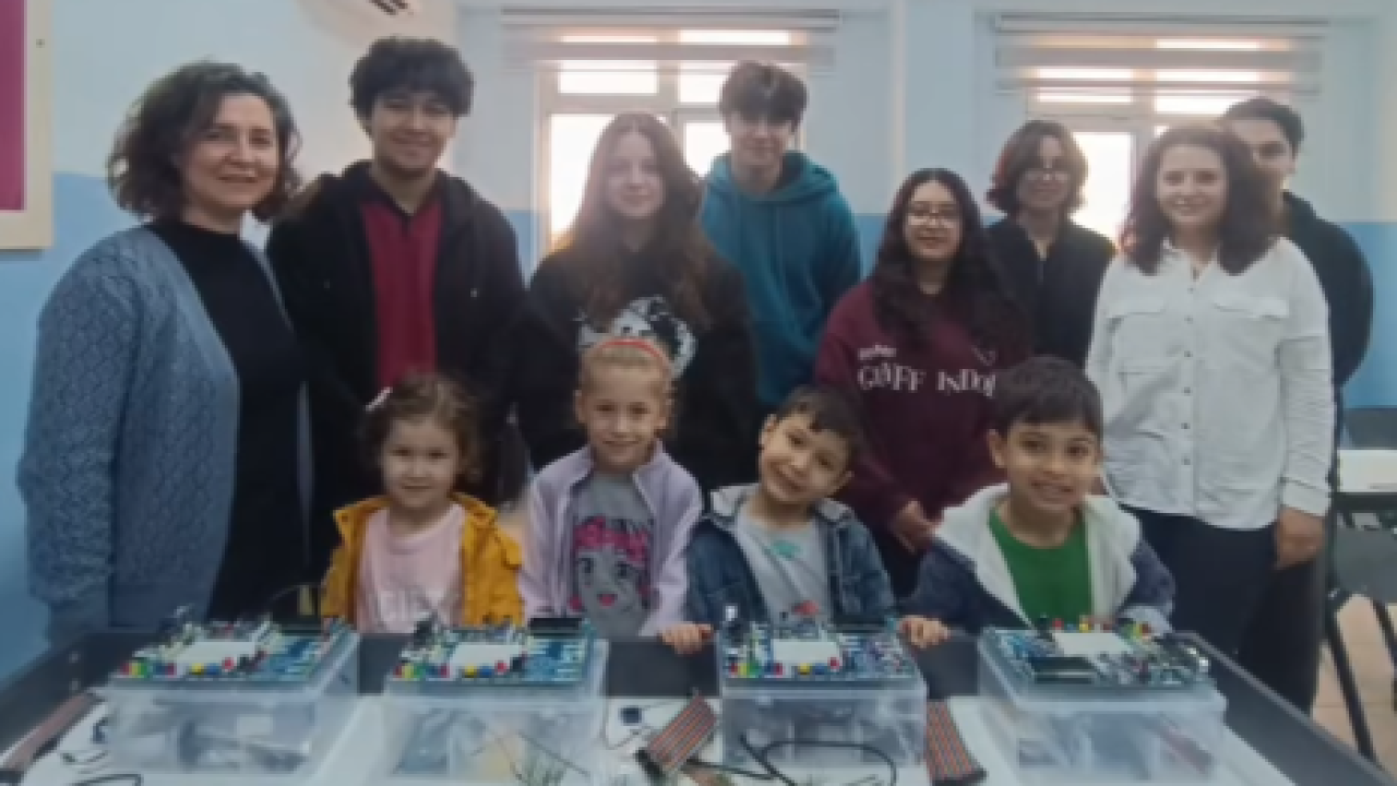 MİNİKLERDEN MEZUN ADAYLARINA ANLAMLI EMANET: ÇAM TOHUMLARI DİJİTAL TAKİPLE BÜYÜTÜLECEK