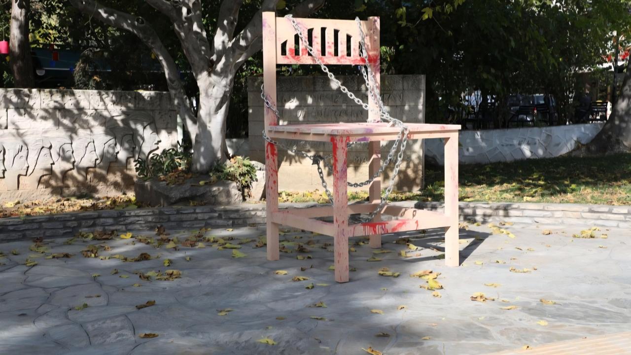 Muğla’nın 13 ilçesinde 25 Kasım için dev “Yalnız Değilsin” sandalyeleri yerleştirildi