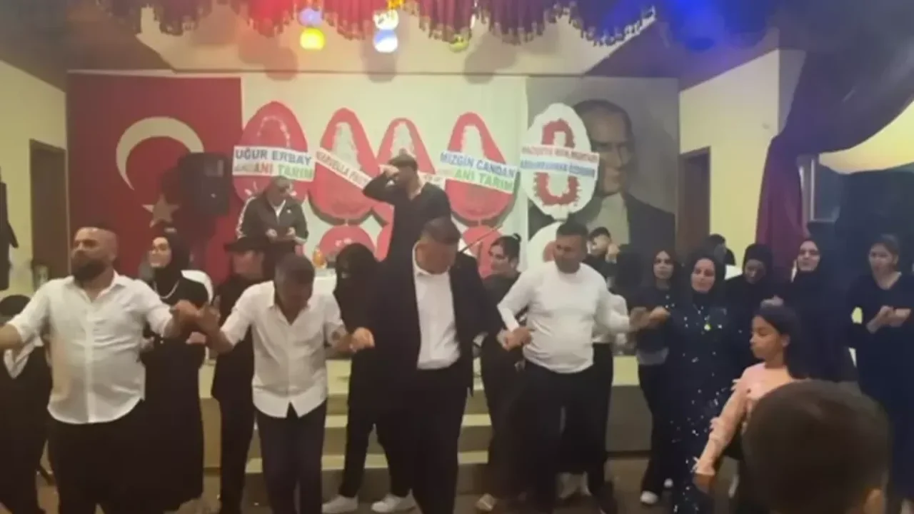 Türkiye 20 şehidine ağlarken belediye başkanı halaya durdu