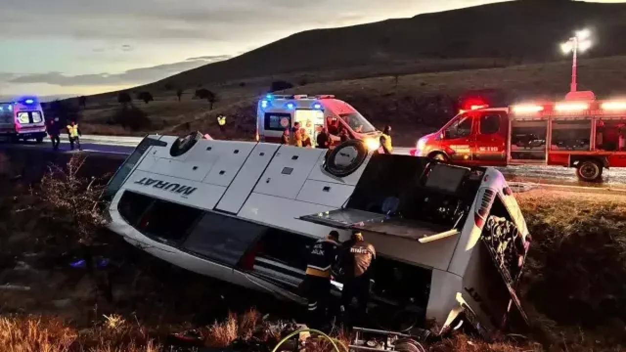 Yolcu Otobüsü Şarampole Devrildi: 2 Ölü, 21 Yaralı