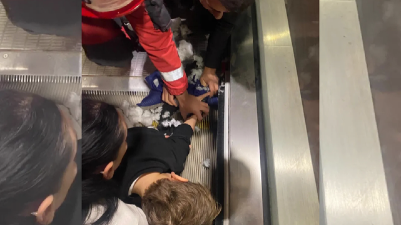 AVM’de Korku Dolu Anlar: Yürüyen Merdivene Sıkışan Çocuk İtfaiye Tarafından Kurtarıldı