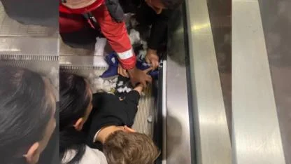 AVM’de Korku Dolu Anlar: Yürüyen Merdivene Sıkışan Çocuk İtfaiye Tarafından Kurtarıldı