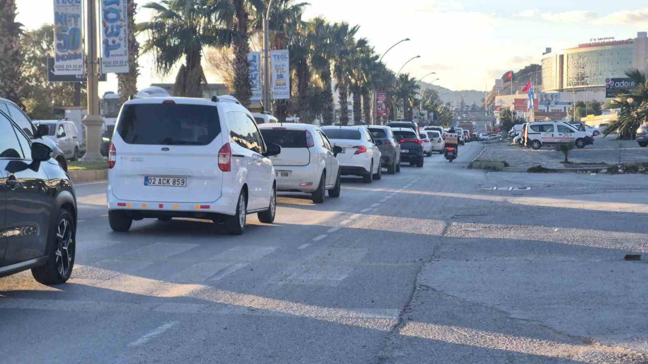 Bodrum’da Yılbaşı Yoğunluğu Trafiği Kilitledi