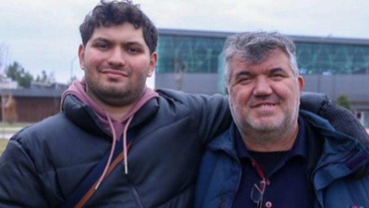 Engelli oğlunu yalnız bırakmamak için aynı üniversiteyi tercih etti