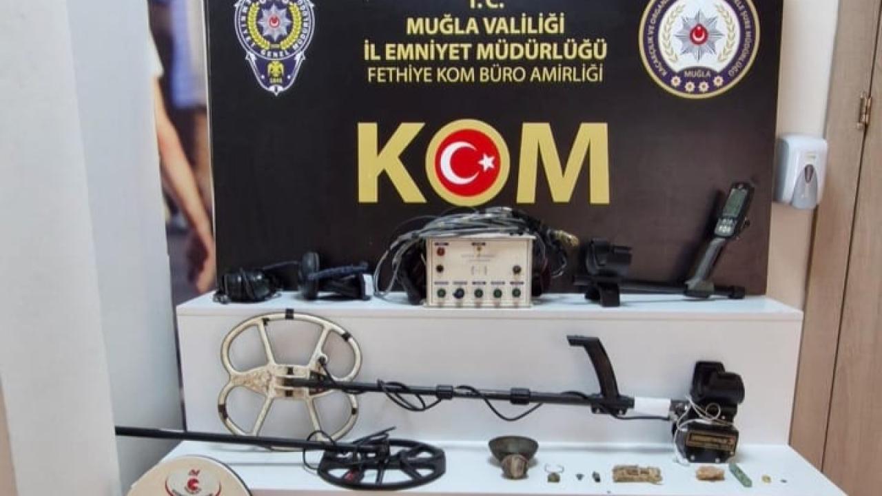 FETHİYE VE SEYDİKEMER’DE KAÇAK KAZI OPERASYONU: 132 TARİHİ ESER ELE GEÇİRİLDİ