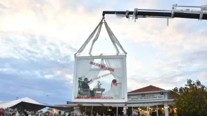 Gelin ve Damat Cam Vitrinde