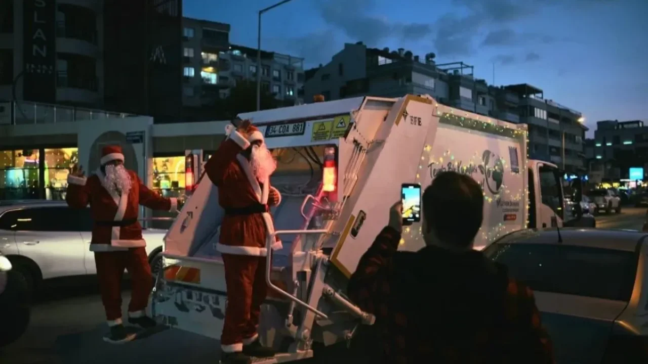 Kuşadası Belediyesi’nin Noel Baba’lı Temizlik Etkinliği