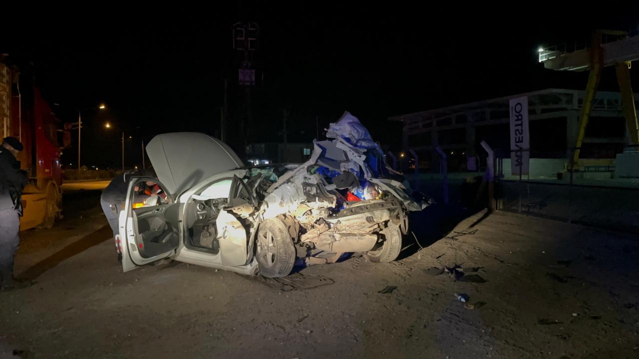 Menteşe’de tıra arkadan çarpan otomobil, hurda yığınına döndü: 1 ölü, 1 ağır yaralı