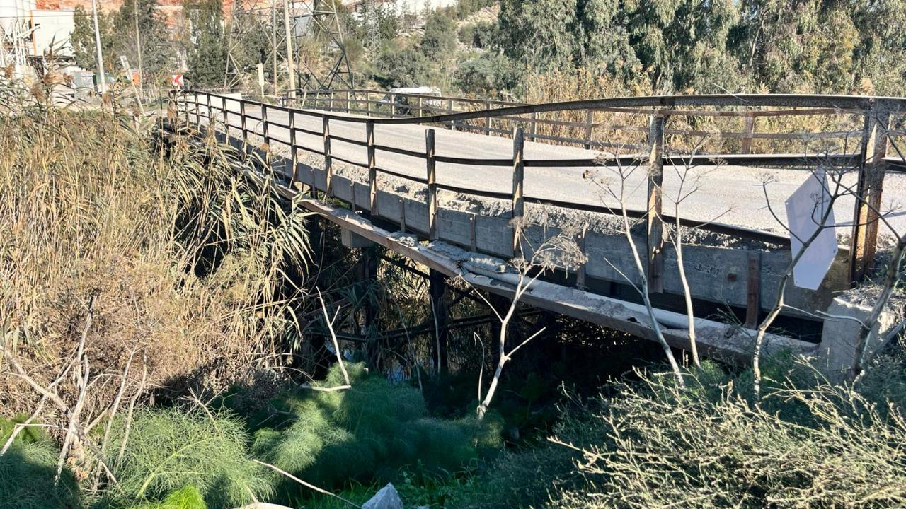 Milas Avşar Mahallesi’nde köprünün çökmesi nedeniyle Milas istikametine kapatıldı.
