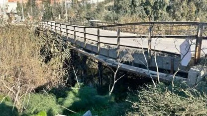 Milas Avşar Mahallesi’nde köprünün çökmesi nedeniyle Milas istikametine kapatıldı.