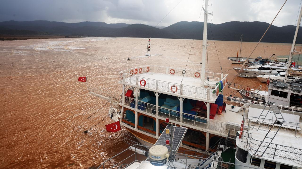 Akyaka'da denizin rengi kahverengiye döndü