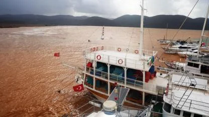 Akyaka'da denizin rengi kahverengiye döndü