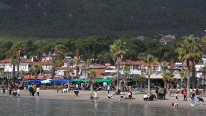 Akyaka’da güneşli hava sahilleri doldurdu