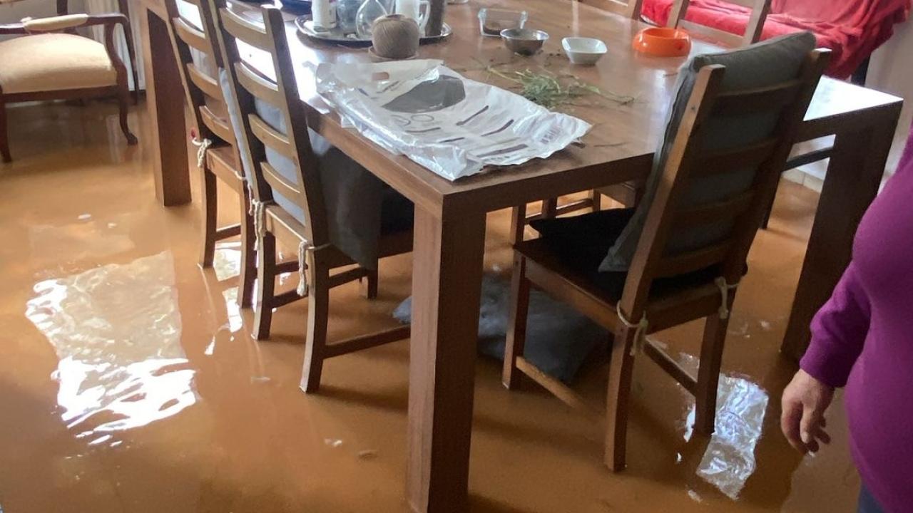 Bir anda bastıran yağmur kamyoneti yolda bıraktı, bir evi su bastı