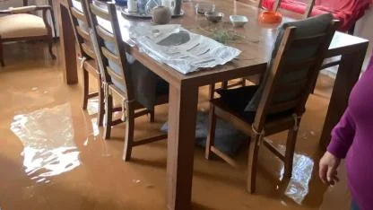 Bir anda bastıran yağmur kamyoneti yolda bıraktı, bir evi su bastı