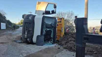 Bodrum'da Hafriyat kamyonu devrildi: 1 yaralı