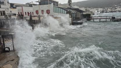 Bodrum’da tekneler karaya vurdu, feribot seferleri yapılamadı