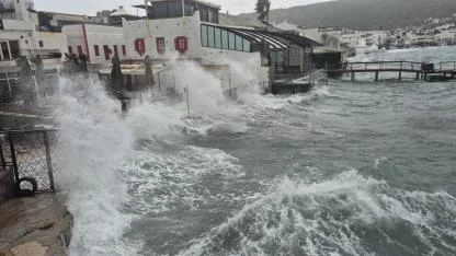 Bodrum’da tekneler karaya vurdu, feribot seferleri yapılamadı