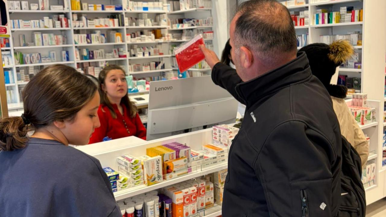 Büyükşehir Türk Bayrağı Dağıtarak Dayanışma Mesajı Verdi