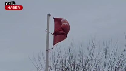 Devletin Bayrağı Yırtık, Muhtarlık Binası Dökülüyor!