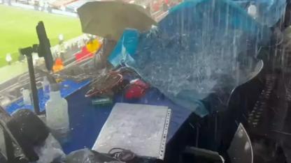 Dünyanın en ünlü stadı yağmurda resmen göle döndü