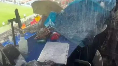 Dünyanın en ünlü stadı yağmurda resmen göle döndü