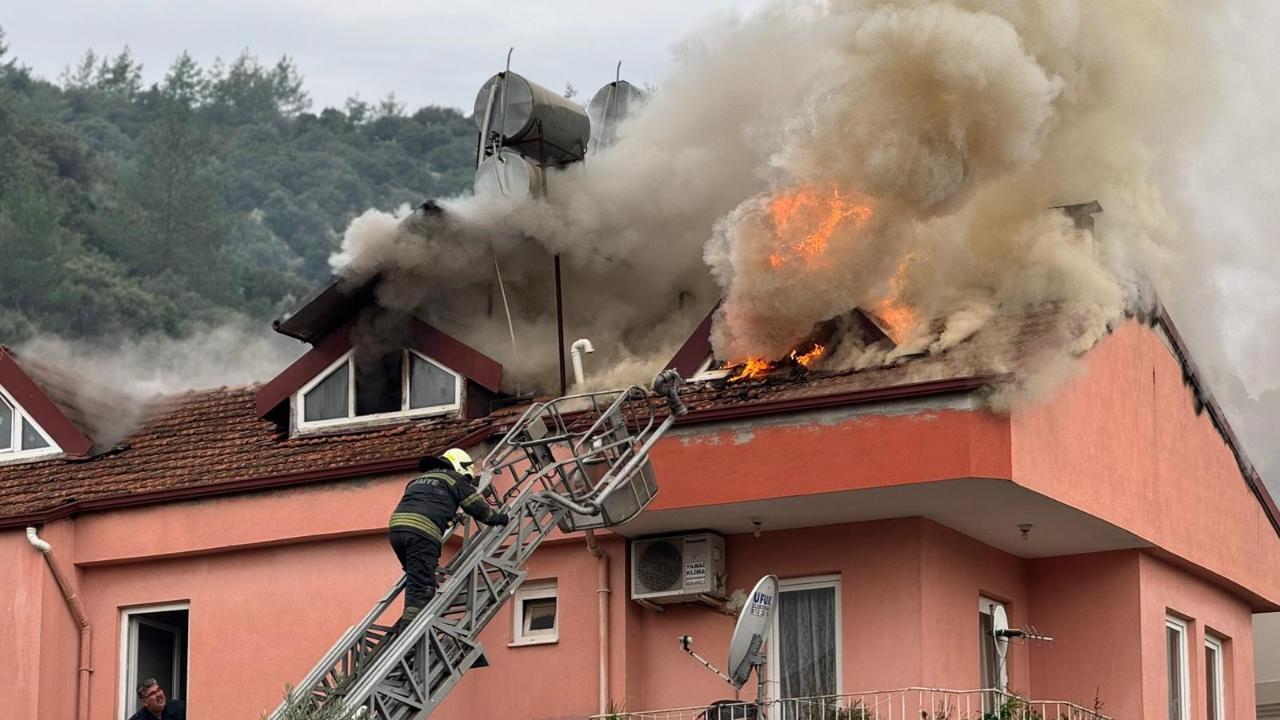Fethiye'de üç katlı evin çatı katı alevlere teslim oldu
