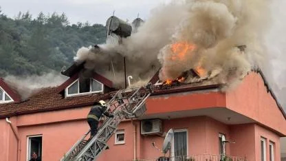 Fethiye'de üç katlı evin çatı katı alevlere teslim oldu